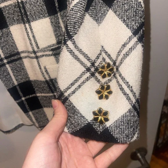 Amazing vintage skirt suit with detailed buttons - Picture 4 of 7